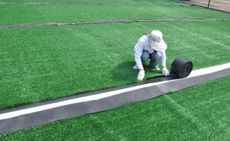 人造草坪铺装流程4:铺接缝带