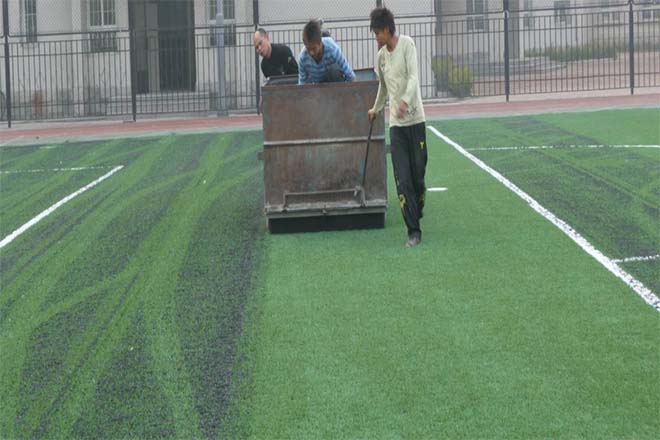 足球场使用的人造草坪为什么需要填充石英砂和橡胶颗粒？